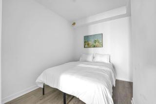 Beachside 2 Bedroom Suite with CN Tower, lake View, and Parking! - Toronto - 1