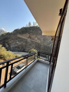 Giri River Side View Stay & Café - 8