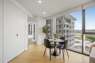 Stylish 1-Bed Apartment in South Brisbane - 4
