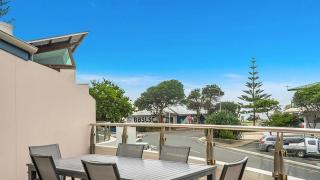 Pipi's On The Beach 2 - 2 Fletcher Street - 2