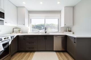 Newly Renovated, Bright & Cozy 3 bdrm Home - 6min from Rogers Arena - 1