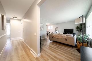 Newly Renovated, Bright & Cozy 3 bdrm Home - 6min from Rogers Arena - 5