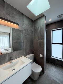 Ensuite Free parking Laundry Kitchenette No hob - 7