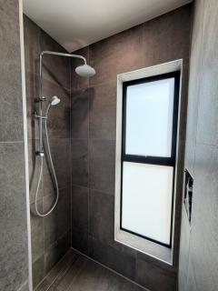 Ensuite Free parking Laundry Kitchenette No hob - 5