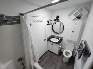 Kelowna full level luxury-BIG white ski 35 mins - 2