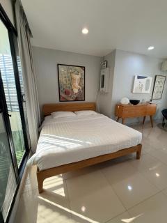 Joyful Modern Home with Foods and MRT Rama 9 Nearby - 8