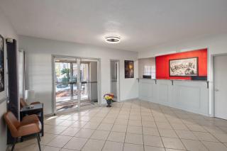 Super 8 by Wyndham Lake City - 2