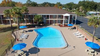 Super 8 by Wyndham Lake City - 1