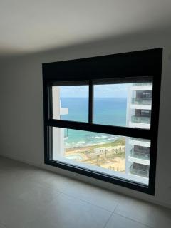 סאבלט בחוף בלו ביי נתניה בקומה גבוהה עם נוף מטריף לים - 7