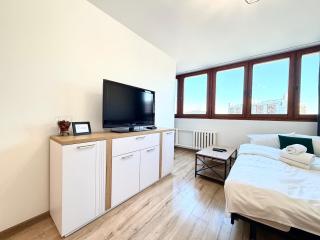 Powstańców Śląskich Lavish Apartment by BookingHost - 8