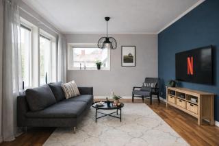 Guestly Homes - Spacious Top Floor 2BR Residence - 0