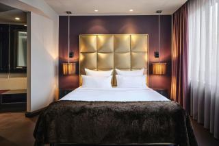 Roomers Frankfurt Central, Autograph Collection - 1