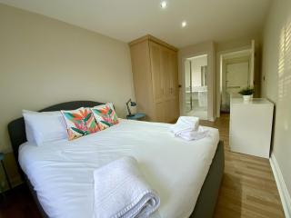 Woking 2-Bed Flat with Balcony, En-Suite and Parking - 8