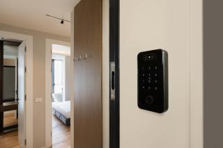 EE Homes - Curated Design, Tub Skyline Views - 9