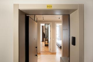 EE Homes - Curated Design, Tub Skyline Views - 8