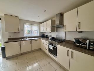 Taplow Stunning Four Bedroom Townhouse - 9