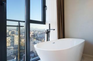 EE Homes - Curated Design, Tub Skyline Views - 4