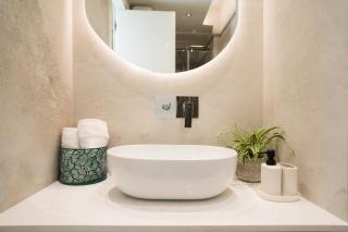 EE Homes - Curated Design, Tub Skyline Views - 1