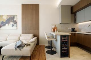 EE Homes - Curated Design, Tub Skyline Views - 2