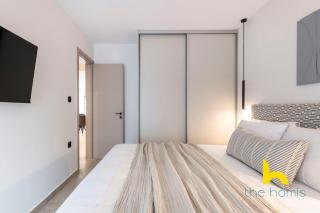 A1 Stylish 2BR APT w Balcony and Parking, Kingbed - 2