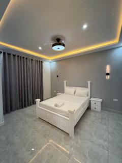 Luxury two Bedroom Apartment In A Great Location - 3