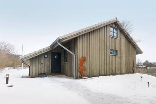 Wooden Western Lodge Tiny Haus - 9