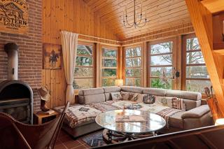 Wooden Western Lodge Tiny Haus - 6