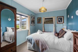 Raisin Town - Marahau Bach - 1