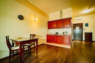 Joy City Stay Studio Ruby Red Retreat - 6