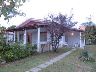 Cozy villa steps from the beach - 9