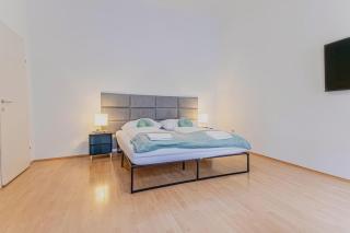 Spacious Two Bedroom Apartment Near Stadthalle - 3