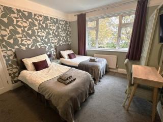 The Tudors Modern 3-Bed Home with Fast WiFi, Private Drive & Near Town Center - Chelmsford - 2