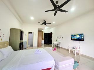 Warm studio balcony city view Palazio Apartment Mount Austin by GDRAGON HomeStay - 2