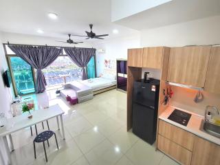 Warm studio balcony city view Palazio Apartment Mount Austin by GDRAGON HomeStay - 3