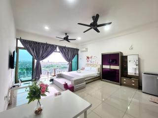 Warm studio balcony city view Palazio Apartment Mount Austin by GDRAGON HomeStay - 4