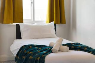 8 BDR House By Astra Residences Short Lets & Serviced Accommodation Sunderland - 5