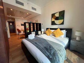 Higuest - Lake-view Studio in JLT - Dubai - 9