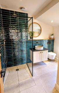 Fresh Modern Home, Stunning Views, Great Location - 3