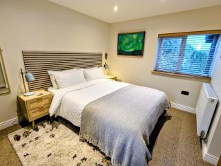 Fresh Modern Home, Stunning Views, Great Location - 6