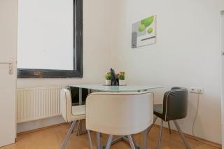 Modern Three Bedroom Apartment Close to Stadthalle - 5