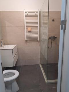 Apartament 2 camere Bragadiru 3 paturi peste drum de McDonald's parcare gratuita - 8