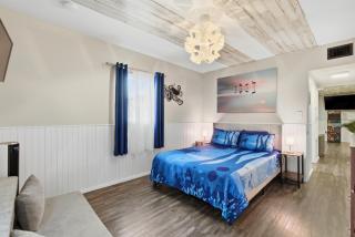 Shark Unit, Pool Jacuzzi Steps to Siesta Key Beach - 0