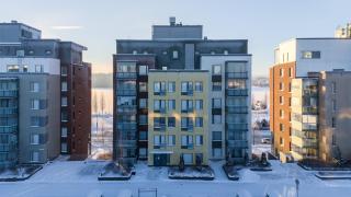 Bright 2BR Apartment with Lake Views, Free Parking & Sauna - 8