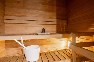 Bright 2BR Apartment with Lake Views, Free Parking & Sauna - 2