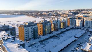 Bright 2BR Apartment with Lake Views, Free Parking & Sauna - 1