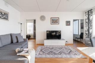 Bright 2BR Lake View Apt - Sauna & Free Parking - 3