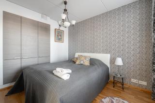 Bright 2BR Apartment with Lake Views, Free Parking & Sauna - 9