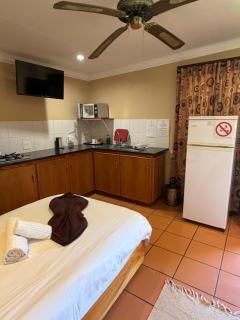 SETLHARE GUEST LODGE - 9