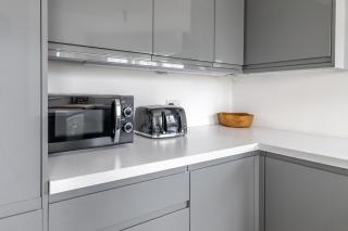 Modern 4BR House WorkStay, Private Parking and Office, Ideal for Long Stays - 8