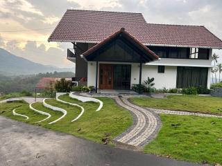 Kudayathoor Mountain Vista - Luxury Farmstay - 0